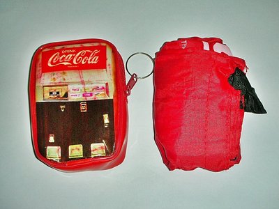 aaL.(企業寶寶玩偶娃娃)近全新附塑膠皮盒裝可口可樂(Coca Cola)可折疊收納袋!--值得擁有!/6房樂箱69/