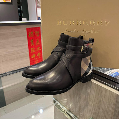⭐️ 香榭屋精品店 BURBERRY 經典格紋拼黑色皮革拉鍊短靴 36號 (XC0892)未使用商品