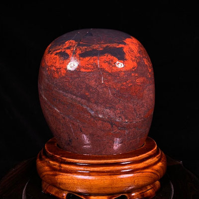 廣西雞血玉 天然原石打磨帶座高13.5×10×6厘米 重1.35公斤150649 奇石 擺件【九州拍賣】