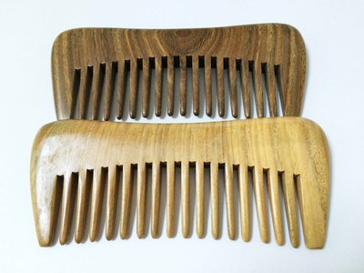 Q比小店-天然黃金玉檀木梳 綠檀木梳 方形頭皮按摩頭皮保健原木梳手工製品禮物