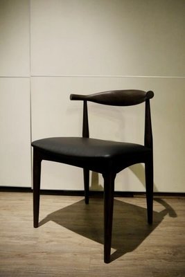 HODERN - Hans.J Wegner - Elbow Chair 牛角椅，北歐原木精製而成，絕非一般仿製廠能比擬