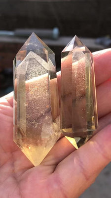 天然水晶兩個一50，44克和26克天然黃水晶立體銀山雙尖