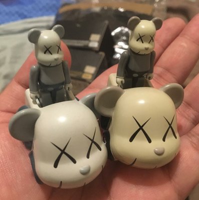 Kaws bff kaws 迴力 車 crybaby molly