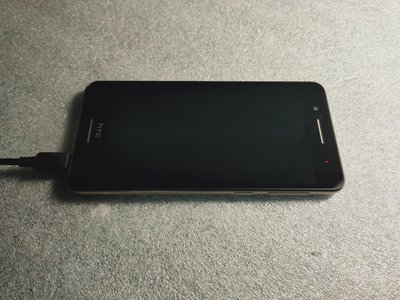 HTC desire D728x 八核心零件機 4G LTE 雙卡雙待 充電紅燈亮 不開機 尾插正常 Sim卡托兩只 完整 面板目視無任何異狀
