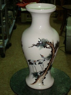 珍藏一隻漂亮的"金門陶瓷"所製作的"松鶴延年"大型花瓶