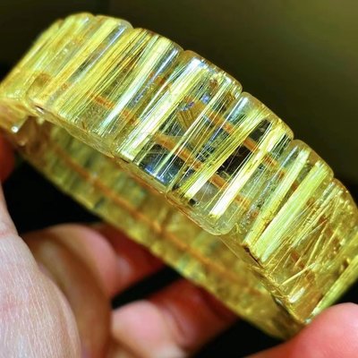 B24447高品質金黃色板狀鈦晶手排（水晶之王）金色光芒的板狀鈦絲和乾淨通透的晶體，貓眼效應光強烈能量強烈.尺吋：17.3x8x5.4mm