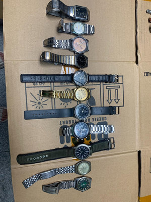 一線收獲二手舊手錶11件！有九件應該是電子錶！兩件是老式機器