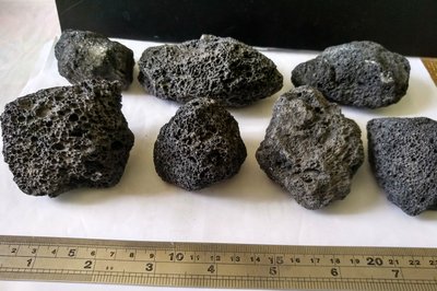 黑火山岩 (中顆1顆3元約2～3公分，小顆每公升80元，另售大顆紅火山岩) (造景、養蝦、綁水草、辣椒榕最適合)