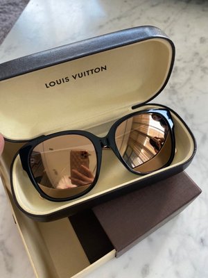 LV 真品 98新 超級美 女款 墨鏡  粉色條紋 邊框造型 鏡面設計 太陽眼鏡 現貨 原價25000+購入 特價出售 夏季新款