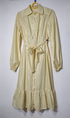 Jessica潔西卡專櫃 荷葉裙擺 縮口袖 嫩黃色 腰綁帶 襯衫式洋裝-附全長襯裙