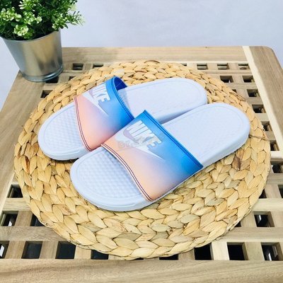 【Dr.Shoes 】Nike Benassi JDI Print 白 粉 藍 漸層 女鞋 涼拖鞋 618919-122