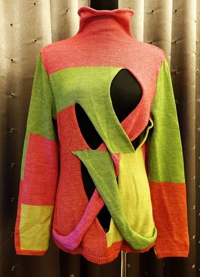 近全新 名牌 日本製 Panacea 多色塊洞洞裝設計感高領長袖長版毛衣，非常特殊的設計，盡顯您的獨特品味！免運費！