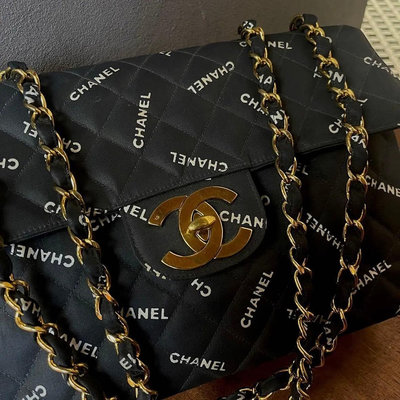甜價Chanel vintage maxi 滿版字母帆布黑底白字CF大logo金釦貝嫂包鏈條包。卡標有，成色成色還算不錯，這價格真的絕無僅有！