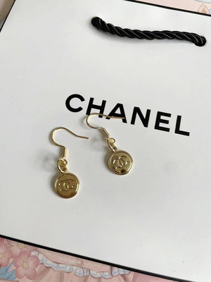 ❤️歐洲代購---Chanel香奈兒美妝櫃會員禮品2023年聖誕掛飾改造款圓形吊墜耳環(附紙袋、收納盒)