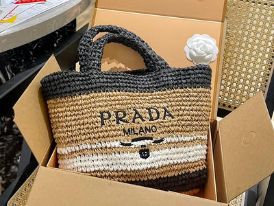 ELLA代購#是背Prada陽光普拉達草編包購物袋的夏天啦，馬上夏天了，來推薦這只Prada陽光草編包編織和皮 1885279