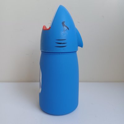 【購物免費送】【kuttoi】鯊魚造型玻璃冷水壺手機支架（25041166）