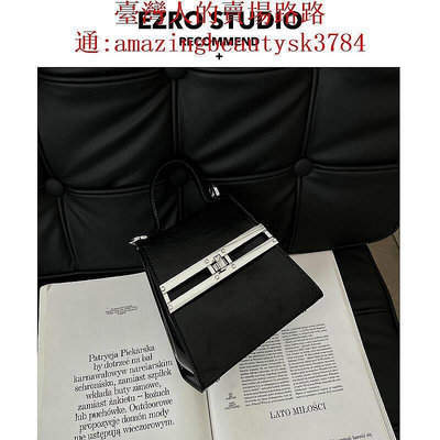 【現貨】 EZRO高級時髦鎖扣精致獨特設計小方包 異形斜挎真皮牛皮女包
