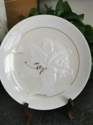 HANAE MORI蝴蝶夫人 森英惠 浮雕百合花骨瓷 甜品碟