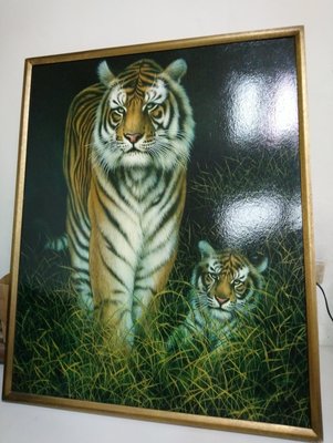 【19may】《很逼真的老虎母子畫/可能是壓克力顏料或是油彩畫》彭見成 1996畫裡的署名│木框貼金箔條邊打釘│尺寸: