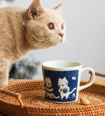 日式月亮貓藍白馬克杯  馬克杯 茶杯 水杯 藍色 白色 陶瓷馬克杯 喵星人 小貓 貓咪【小雜貨】