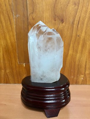 奇士水晶-城堡型骨幹白水晶礦標-骨幹生長紋明顯漂亮-附專用木座（販售物不包括手排）