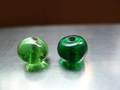 綠色系老琉璃珠--清透寶石綠和黑松汽水綠(綠琉璃可保平安幸福)