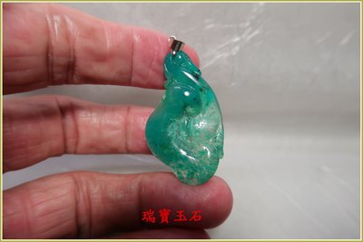 瑞寶玉石~天然 藍玉髓(俗稱台灣藍寶)雕吊墬 總重約 21.2 克拉【H5978】