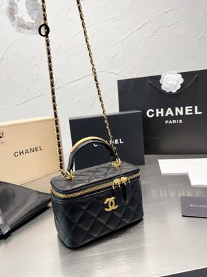 【日本二手】小羊皮  免稅店新包裝 Chanel 手工坊手柄小盒子上身可可愛愛金新款小黑子多了手柄設計，實物看還是常精致的回41822