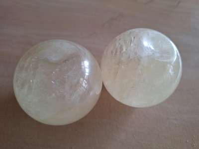黃冰晶（冰洲）石Apple shaped natural yellow ice crystal 蘋果造型 ：擺件。1顆360，2顆700。每顆：徑7.24cm
