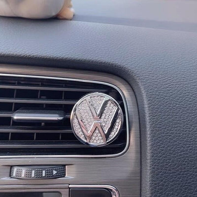 VW 福斯 車內香水掛飾 出風口裝飾掛件 POLO golf Tiguan cc Variant 車標鑲鑽掛件 香水座