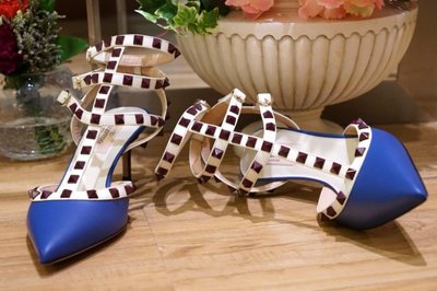 Valentino 汎倫鐵諾 Rockstud Pumps 龐克卯釘 藍/奶油白 6.5 cm 中跟鞋