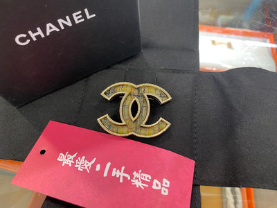 ☆最愛二手精品☆ CHANEL 香奈兒金色拼毛呢壓克力雙C LOGO 胸針別針 XG7617