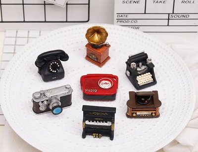 二十世紀懷舊年代 日常復古電器模型 袖珍小物擺飾 打字機 留聲機 老電話機 黑膠唱片機 鋼琴 照相機 收音機 迷你裝飾