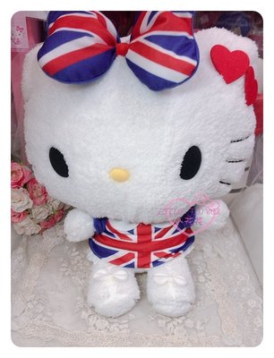 ♥小花凱蒂日本精品♥三麗鷗Hello Kitty絨毛造型變裝坐姿 英國國旗風 布偶 娃娃 玩偶 交換禮物12349609
