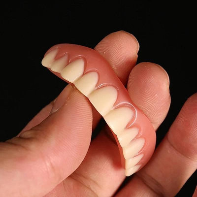 lnstnat smile【福利品】上排牙貼(自然色) 矽膠假牙貼片 矽膠美齒貼 臨時假牙 美齒貼 仿真牙套 牙齒 缺陷 微笑假牙