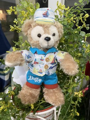 🔥降價了,僅只一個#日本海洋迪士尼達菲熊穿著夏季帆穿圖騰的衣服,它是站姿的達菲別針吊飾,掛在包包超吸睛,喜愛達菲的你趕緊收藏它
