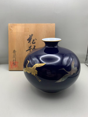 日本香蘭社.帝王藍金銀鶴花瓶.中大瓶.不是小瓶. 全品未使用