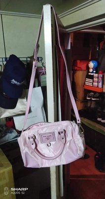 Prada 粉紅色降落傘布料和真皮款斜背包 手提包 原價2萬多