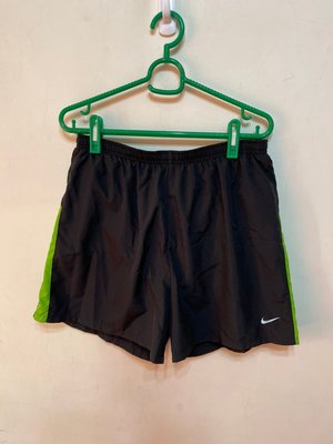 「 二手衣 」 Nike 男版運動短褲 XL號（黑）21