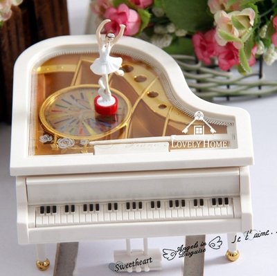 （台中 可愛小舖）歐式古典風優雅白色鋼琴造型音樂盒塑膠白色音樂鈴造型鈴個人收藏愛好者擺飾送禮店家擺飾