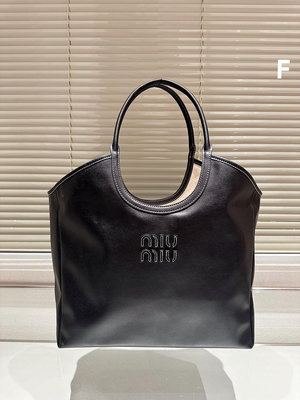 【二手包包】頭層牛皮 miumiu限定款托特包 簡單又好看 miumiu而且超級實用，#miumiu新款包包NO51546