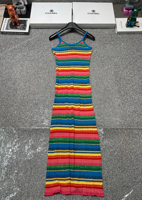 Leann代購~MIUMIU 多巴胺度假風吊帶裙子夏季新款修身彩虹條紋無袖連衣裙長裙