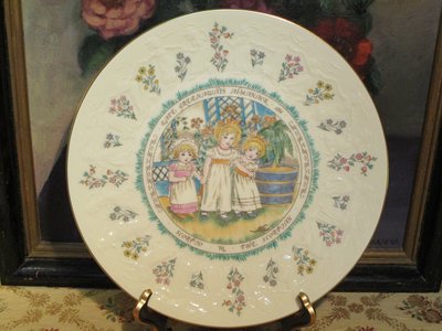 歐洲古物時尚雜貨 英國 三女童浮雕盤 邊浮雕人物花卉 1884描金盤 瓷盤畫 擺飾品 古董收藏