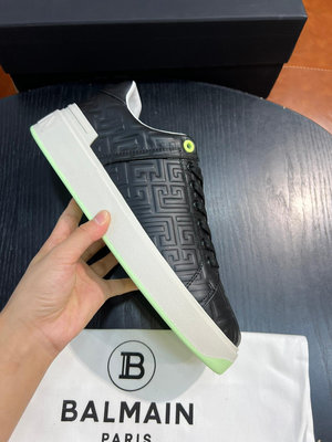 Balmain巴爾曼B-Court 字母壓紋板鞋本款鞋面采用牛皮字母壓花，正面系帶設計，鞋舌飾有logo壓花 NO3176