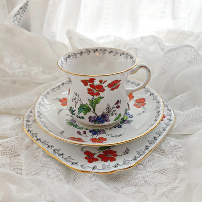 現貨。古董店淘到的Tuscan全手繪花卉骨瓷茶杯三件套。