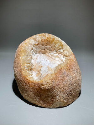 【聚寶盆】馬達加斯加山料瑪瑙奇石擺件，白色鈣化皮，風格獨，1027 奇石 石頭 擺件【清雅齋】