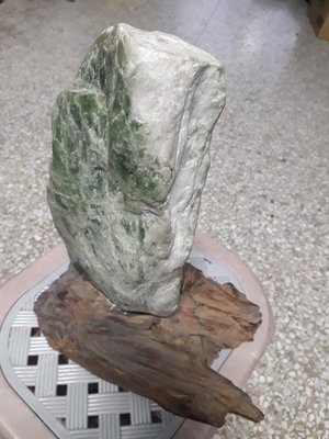 豐田玉，白綠相間，玉石不含木座約4.1公斤，木座有裂紋，置於地下室