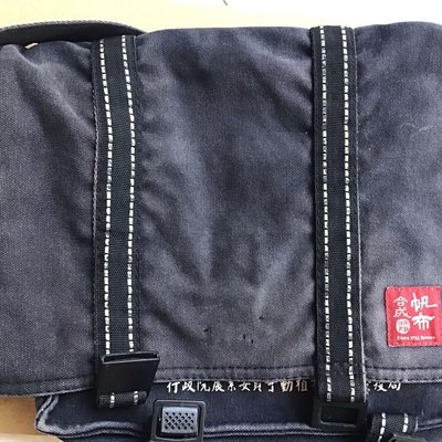 台南合成帆布包有使用的痕跡內部很乾淨