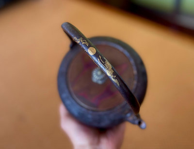 日本京都老鐵壺，明治時期龍壽堂凈壽造。內嵌斑紫銅蓋，純銀菊花2650