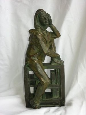 桃園國際二手貨中心(收藏品出清)------西班牙製 銅雕 "坐書架 聽電話的少女"  29/3999